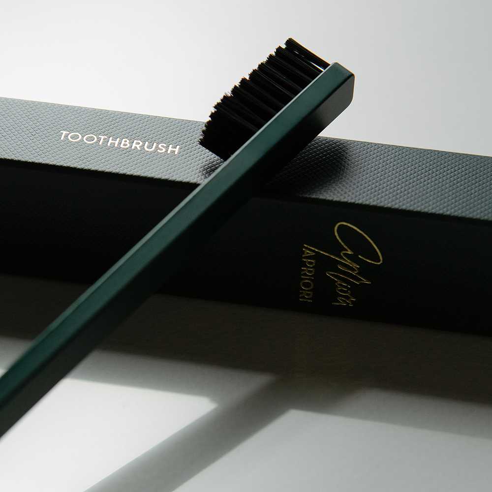 APRIORI SLIM British Racing Green/Gold Soft Toothbrush - Зубна щітка - фото №1 APRIORI SLIM British Racing Green/Gold Soft Toothbrush - Зубна щітка - фото №1
