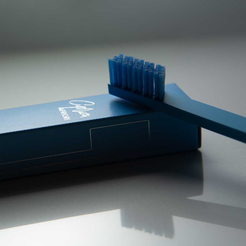 APRIORI SLIM Sapphire Blue/Gold Medium Toothbrush - Зубна щітка - фото №1