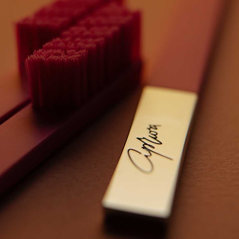 APRIORI SLIM Carmine Red/Silver Medium Toothbrush - Зубна щітка - фото №1