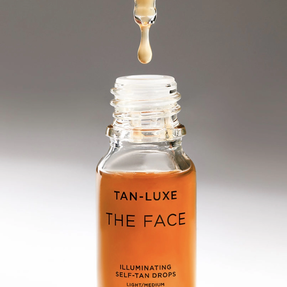 TAN-LUXE The Face Illuminating Self-Tan Drops Light/Medium 10ml - Краплі для автозасмаги обличчя у відтінку Light/Medium - фото №2 TAN-LUXE The Face Illuminating Self-Tan Drops Light/Medium 10ml - Краплі для автозасмаги обличчя у відтінку Light/Medium - фото №2